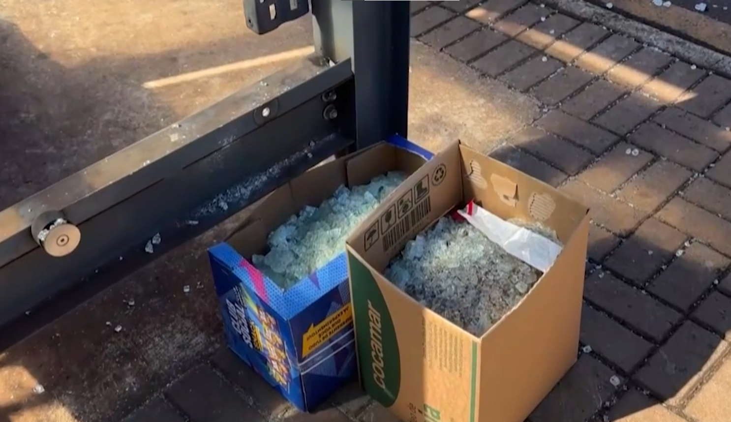 regiao-norte-sofre-com-vandalismo-e-inseguranca:-vidro-de-ponto-de-onibus-e-destruido