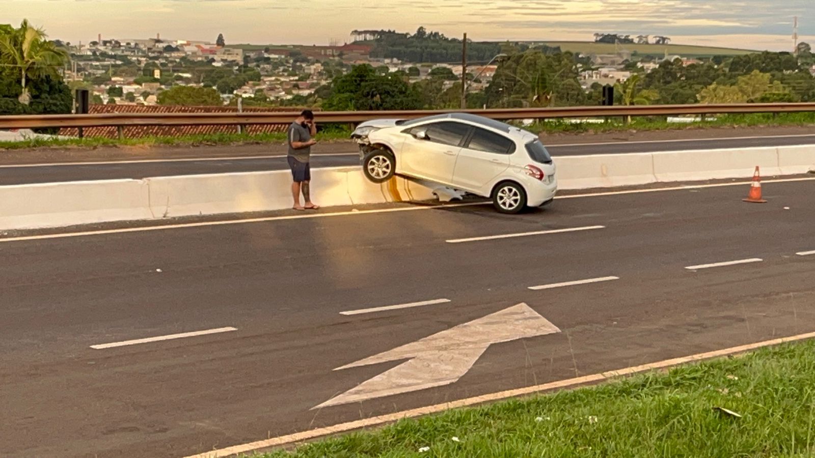 mulher-fica-ferida-apos-carro-subir-sob-guard-rail-na-br-467,-em-cascavel