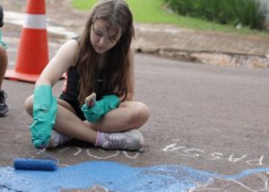 estudantes-de-cascavel-colorem-bueiros-para-conscientizar-sobre-o-descarte-de-lixo