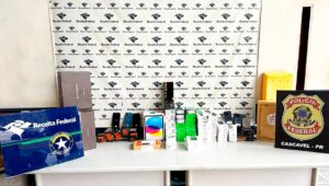 “celulares-no-corpo”-e-fundos-falsos:-receita-e-pf-apreendem-r$-300-mil-em-eletronicos