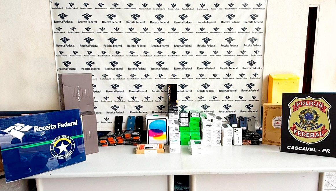 “celulares-no-corpo”-e-fundos-falsos:-receita-e-pf-apreendem-r$-300-mil-em-eletronicos