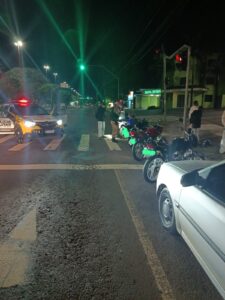 fiscalizacao-flagra-irregularidades-com-motociclistas-na-avenida-tancredo-neves