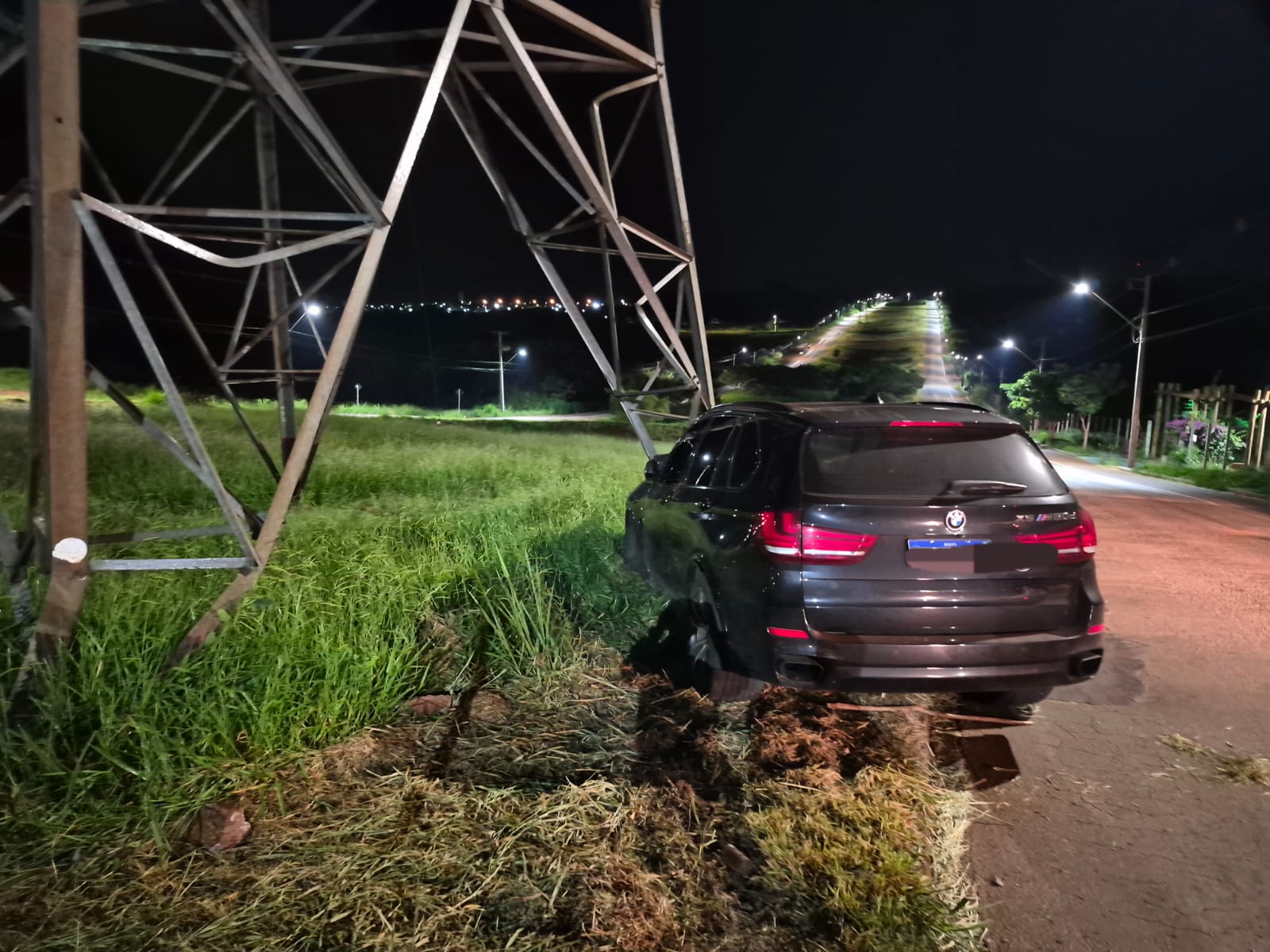 motorista-perde-controle-e-bate-bmw-contra-torre-de-energia-na-regiao-da-fag
