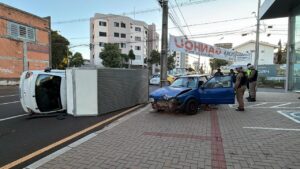 motorista-embriagado-causa-acidente-e-caminhao-tomba-na-rua-recife