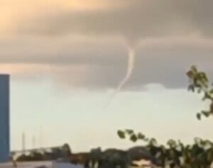 nuvem-funil-e-registrada-em-cascavel-durante-tarde-de-calor