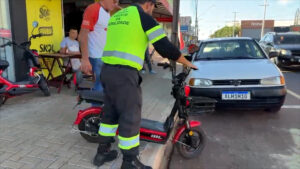 condutor-de-moto-eletrica-fica-gravemente-ferido-apos-colidir-com-porta-de-veiculo-em-cascavel
