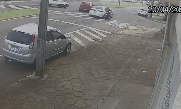 camera-de-seguranca-flagra-acidente-que-deixou-motociclista-ferido-em-cascavel