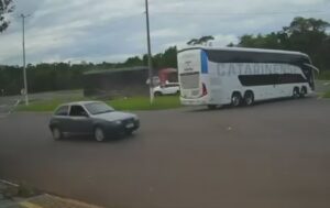 video:-cameras-de-monitoramento-flagram-forte-acidente-que-matou-crianca-na-br-277