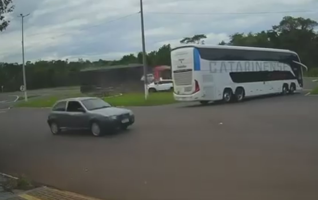 video:-cameras-de-monitoramento-flagram-forte-acidente-que-matou-crianca-na-br-277