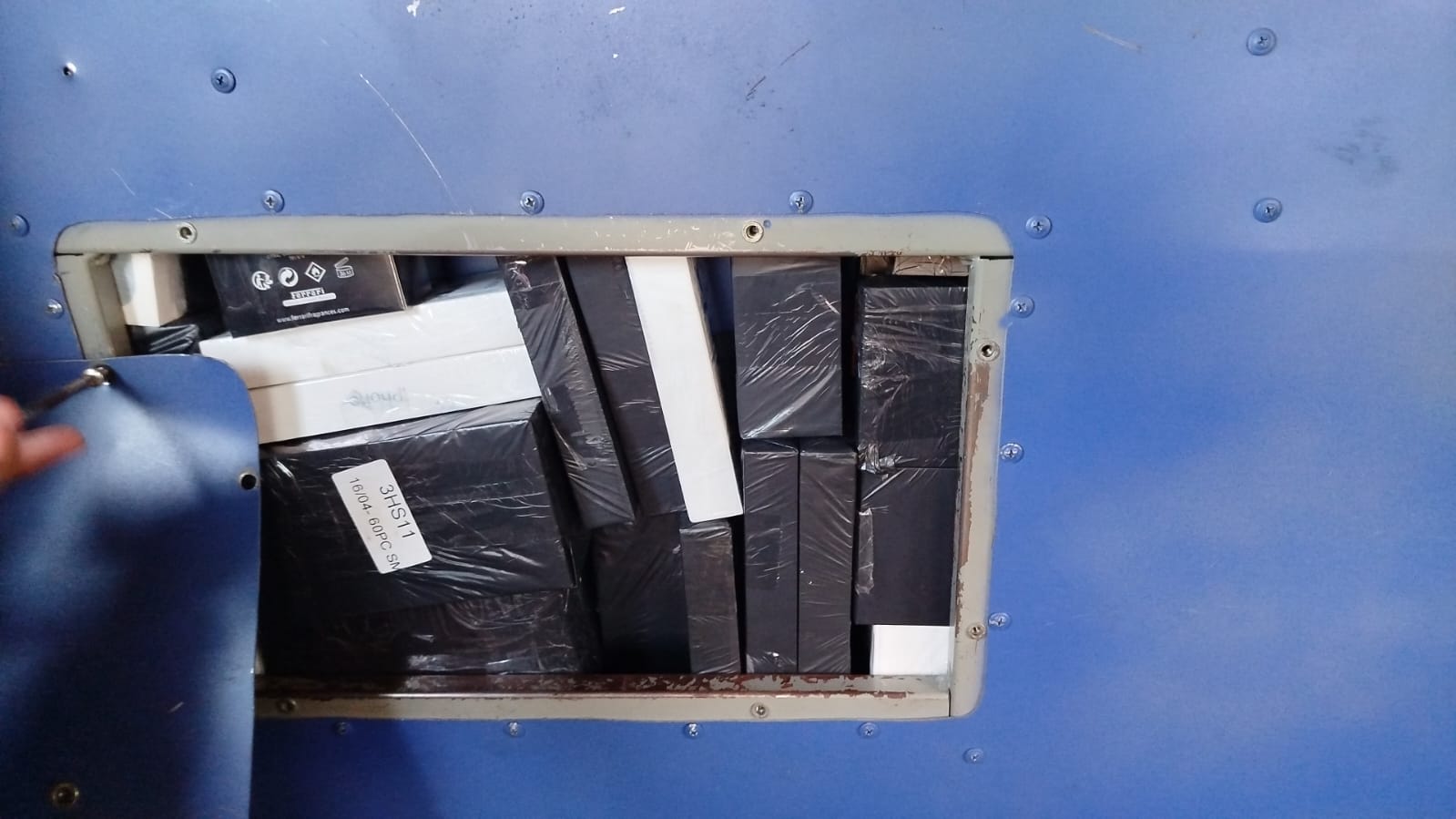 prf-apreende-iphones-17-pro-max-em-fundo-falso-de-caminhao-na-br-277