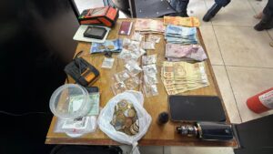 quatro-sao-detidos-em-acao-contra-o-trafico-de-drogas-na-avenida-brasil-em-cascavel