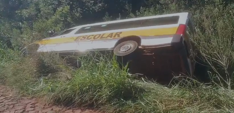 van-escolar-que-transportava-criancas-tomba-em-cascavel-apos-falha-mecanica