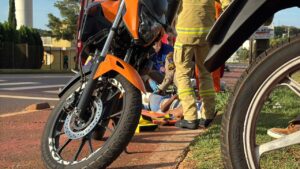 motociclista-sofre-fratura-exposta-apos-bater-contra-traseira-de-trator-no-brasmadeira