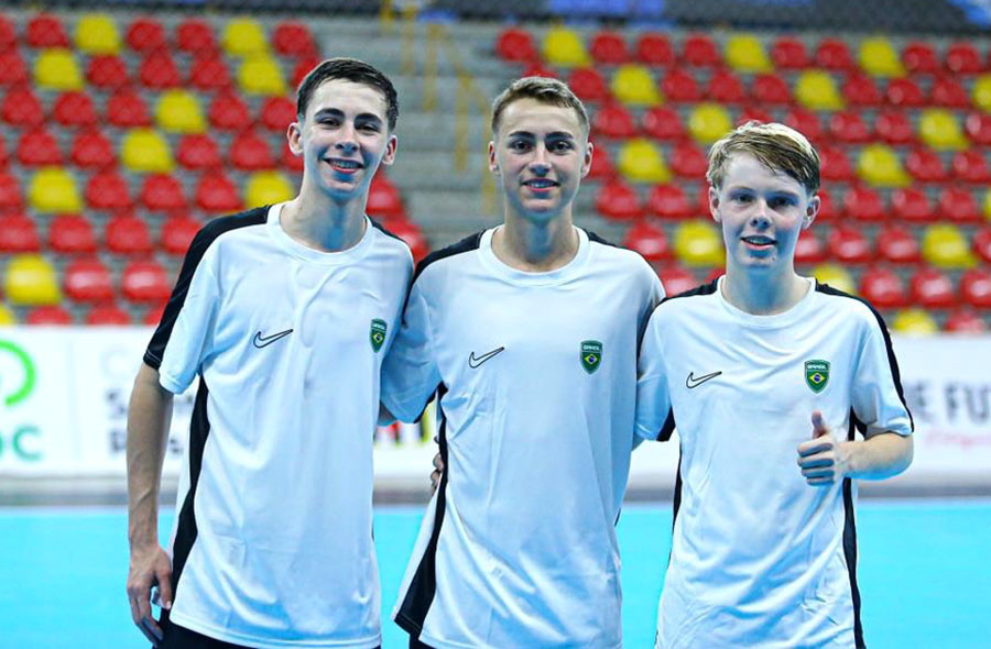 trio-do-jaragua-futsal-e-campeao-de-sul-americano-com-a-selecao-brasileira-sub-17