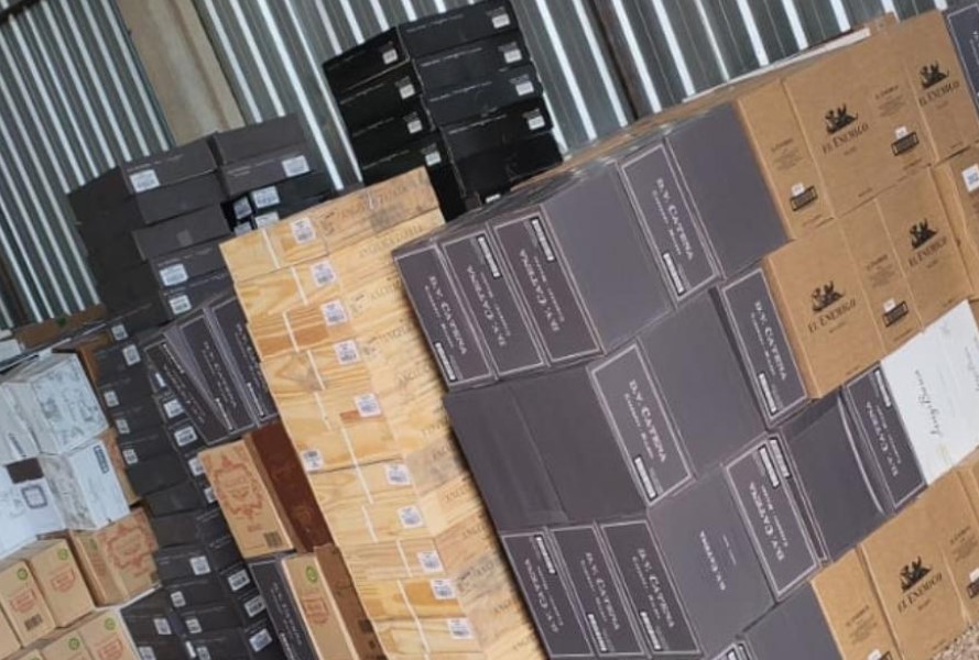 bpfron-apreende-carga-de-vinhos,-azeites-e-vapes-avaliada-em-r$-1,1-milhao-em-barracao