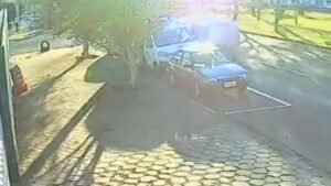 camera-registra-carro-capotando-apos-batida-na-avenida-tancredo-neves
