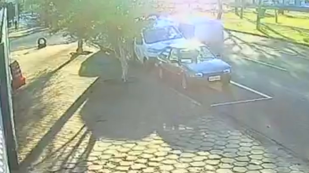 camera-registra-carro-capotando-apos-batida-na-avenida-tancredo-neves