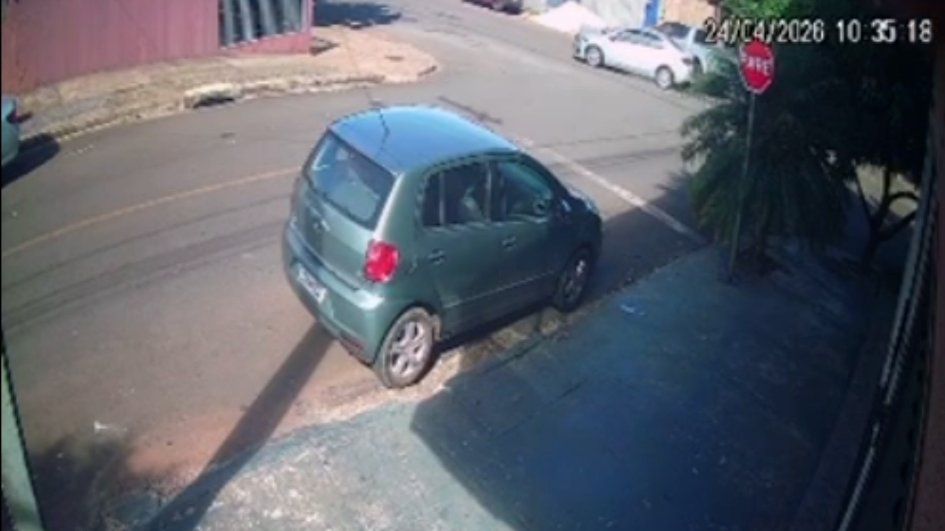 camera-registra-batida-em-cruzamento-no-loteamento-angra-dos-reis,-em-cascavel