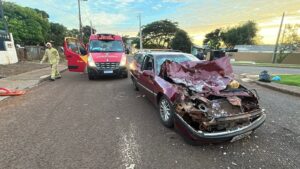 tres-pessoas-ficam-feridas-em-batida-entre-carro-e-caminhao-no-bairro-periolo