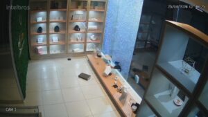 cameras-registram-furto-em-relojoaria-na-avenida-parana,-em-cascavel