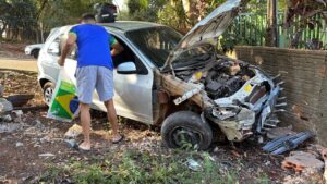 carro-atinge-muro-de-residencia-no-bairro-neva