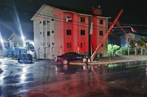 batida-entre-carros-termina-com-veiculo-contra-poste-durante-a-madrugada-em-cascavel
