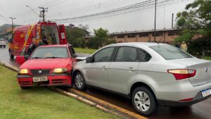 acidente-na-avenida-brasil-deixa-quatro-feridos,-incluindo-duas-criancas,-em-cascavel