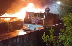 incendio-destroi-casa-de-madeira-em-quedas-do-iguacu-mesmo-sob-chuva