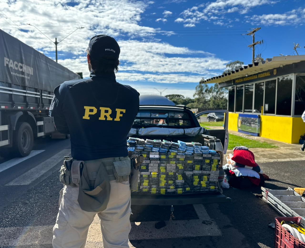 prf-prende-mae-e-filho-com-carga-milionaria-de-iphones-na-br-277,-em-guarapuava