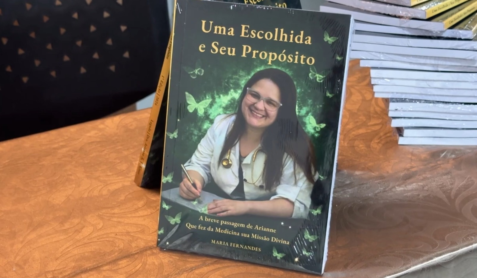 mae-lanca-livro-em-memoria-de-medica-vitima-de-tragedia-aerea