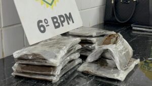 mulher-e-presa-com-mais-de-2-kg-de-haxixe-em-veiculo-de-aplicativo-na-br-277,-em-cascavel