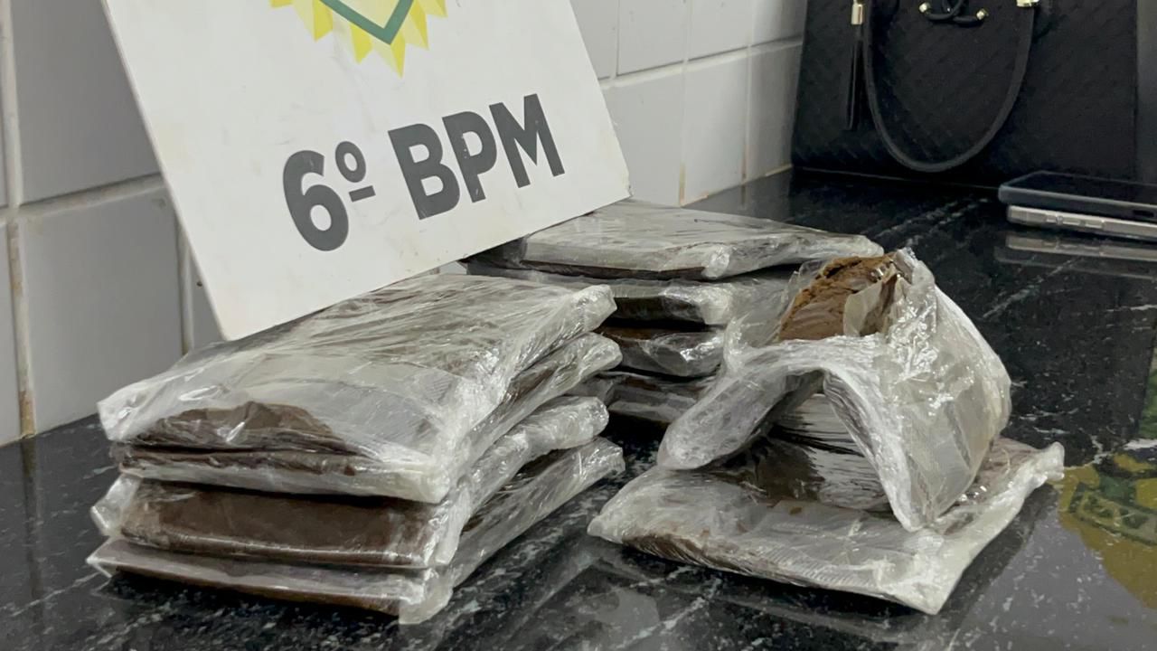 mulher-e-presa-com-mais-de-2-kg-de-haxixe-em-veiculo-de-aplicativo-na-br-277,-em-cascavel