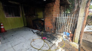 incendio-destroi-parte-do-forro-de-residencia-na-regiao-do-lago,-em-cascavel