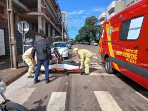 motorista-invade-contramao,-atinge-motociclista-e-foge-no-centro-de-cascavel