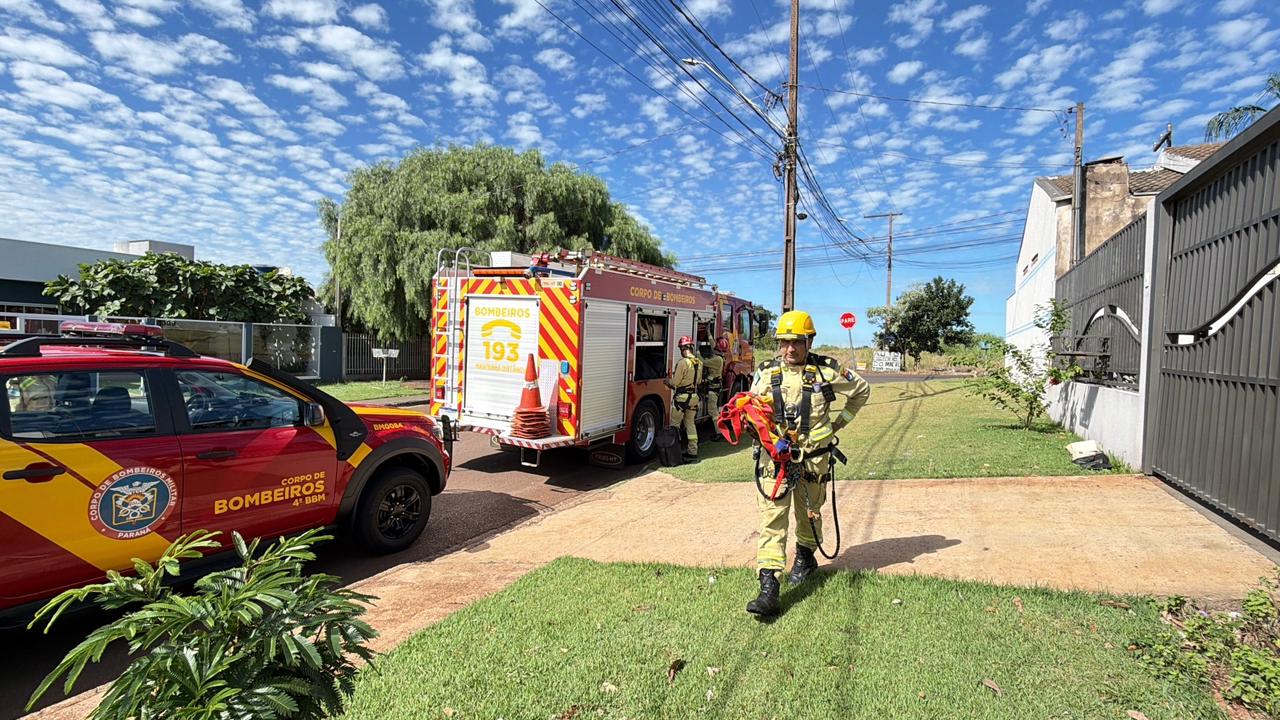 idoso-passa-mal-sobre-telhado-e-e-resgatado-pelos-bombeiros-em-cascavel