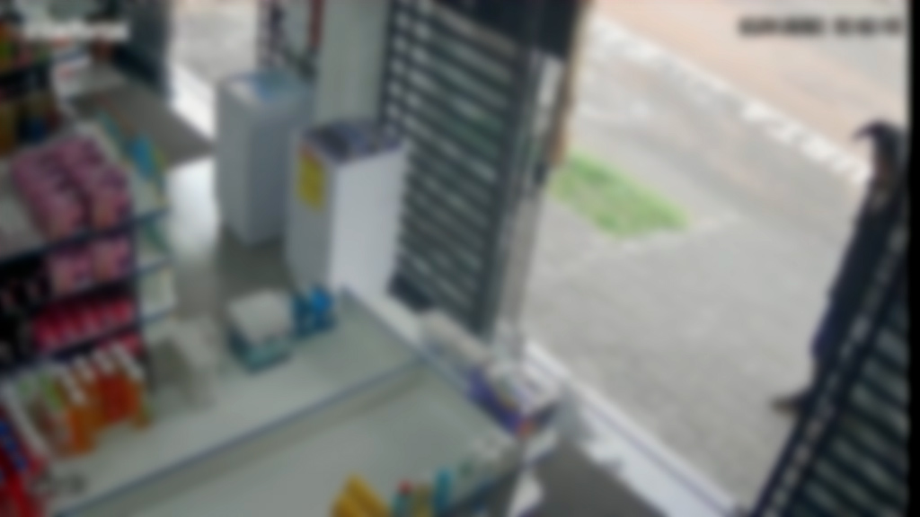 camera-registra-homem-com-tornozeleira-eletronica-tentando-roubar-farmacia-no-bairro-interlagos