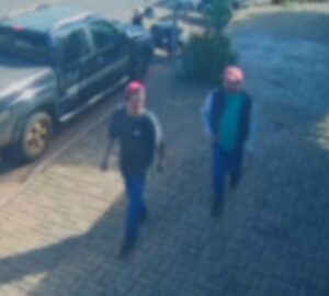 dupla-furta-capacete-no-meio-da-rua-e-acaba-perseguida-por-moradores-em-cascavel;-veja-o-video