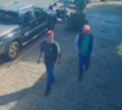 dupla-furta-capacete-no-meio-da-rua-e-acaba-perseguida-por-moradores-em-cascavel;-veja-o-video