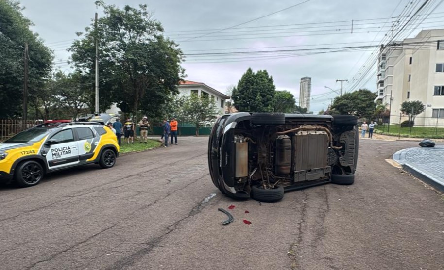 carro-eletrico-capota-apos-batida-em-cruzamento-no-centro-de-cascavel