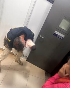 policial-rodoviario-salva-bebe-engasgada-com-leite-em-cascavel