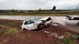 carro-cai-em-canaleta-de-escoamento-durante-chuva-no-contorno-oeste-de-cascavel