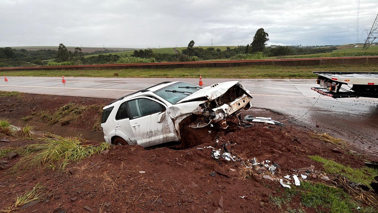 carro-cai-em-canaleta-de-escoamento-durante-chuva-no-contorno-oeste-de-cascavel