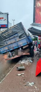 caminhao-atinge-paradas-de-onibus-e-barracas-de-comerciantes-em-ciudad-del-este