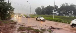 alagamento-provoca-acidente-e-dificulta-transito-na-marginal-da-prc-467-em-cascavel