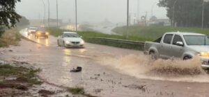 equipe-da-taroba-socorre-vitima-apos-queda-em-meio-a-alagamento