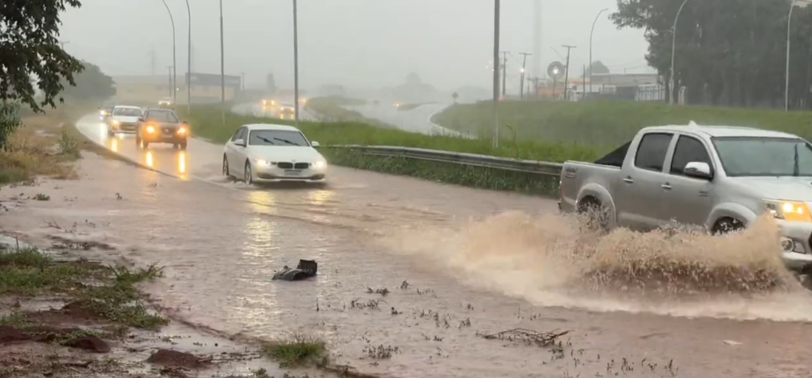 equipe-da-taroba-socorre-vitima-apos-queda-em-meio-a-alagamento