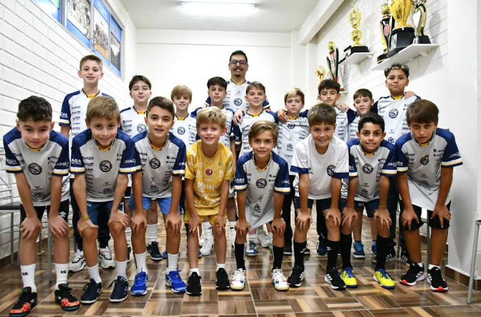 atletas-da-escola-joacaba-de-futsal-vivenciam-rotina-do-time-profissional