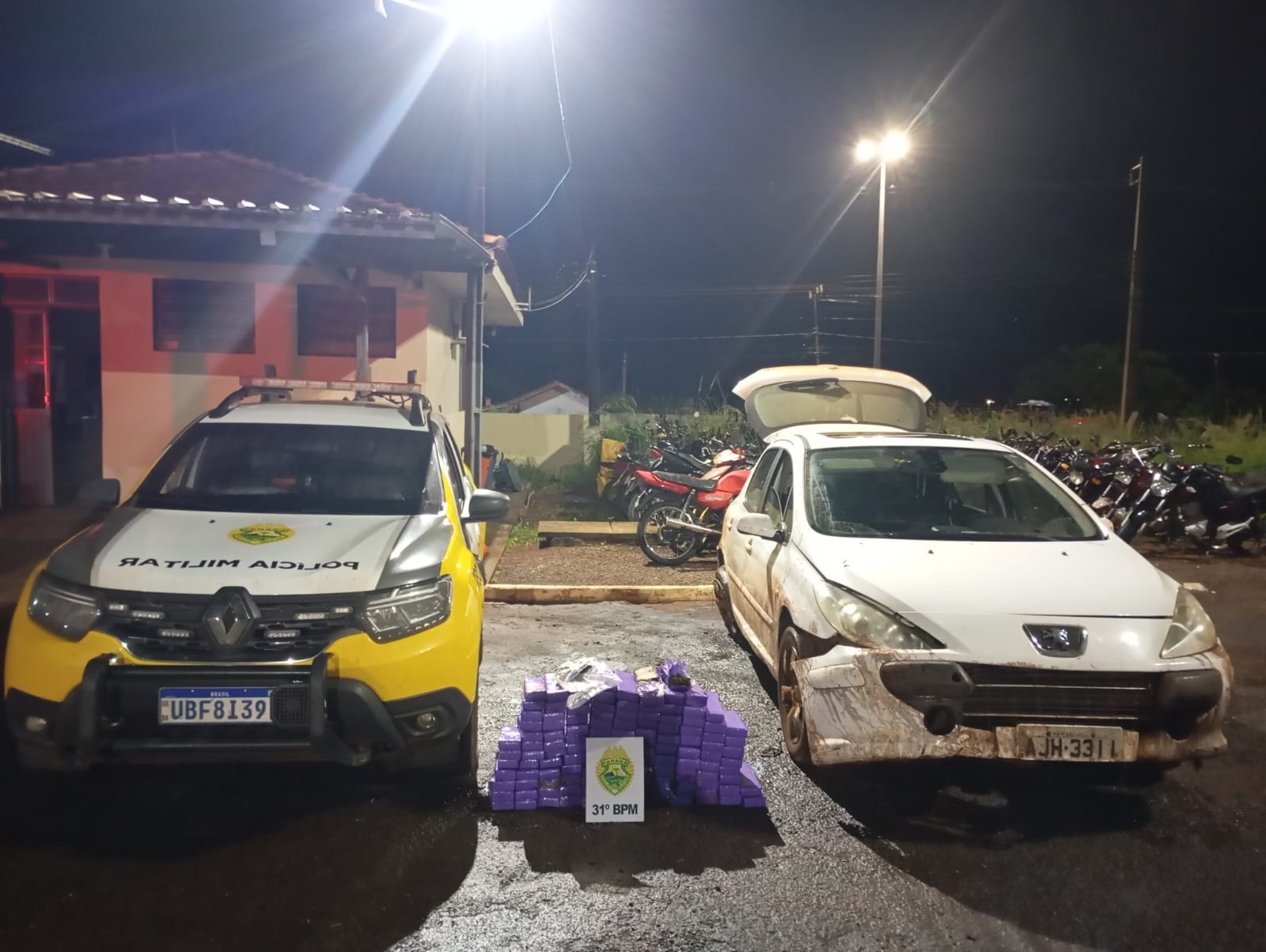 suspeitos-fogem-apos-perseguicao-e-abandonam-120-kg-de-drogas-em-assis-chateaubriand