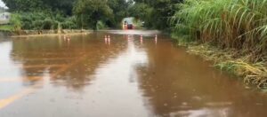 ciclista-e-arrastado-por-enxurrada-e-se-agarra-em-arvore-para-nao-se-afogar