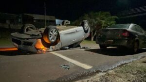 carro-capota-apos-bater-em-veiculos-estacionados-no-bairro-canada,-em-cascavel